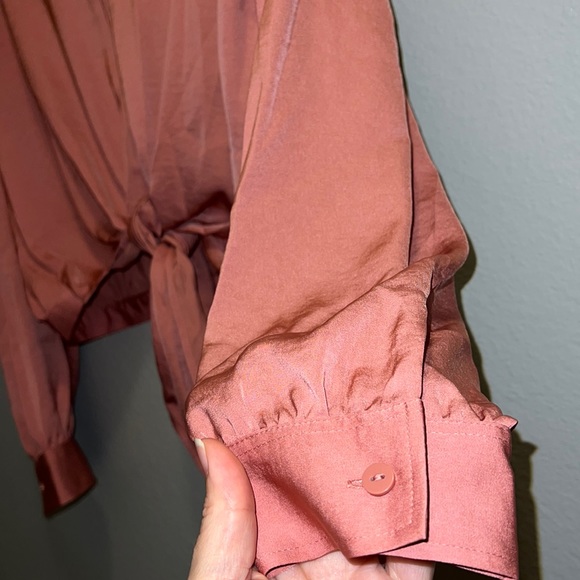 (L) EXPRESS Satin Tie Front Cropped Shirt - Picture 9 of 11